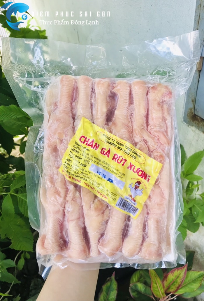 Chân gà rút xương được nhiều khách hàng yêu thích.