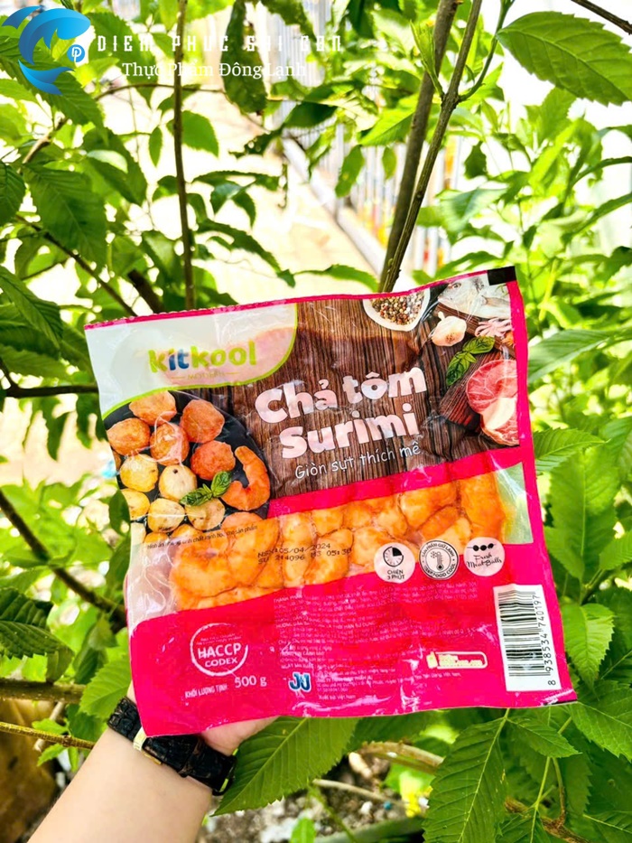 Chả tôm Surimi hiện là món ăn vặt rất được giới trẻ yêu thích. 
