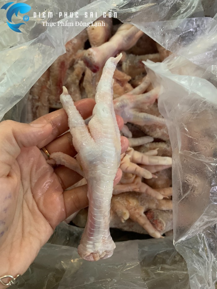 Chân gà có xương size to được nhiều thực khách yêu thích.